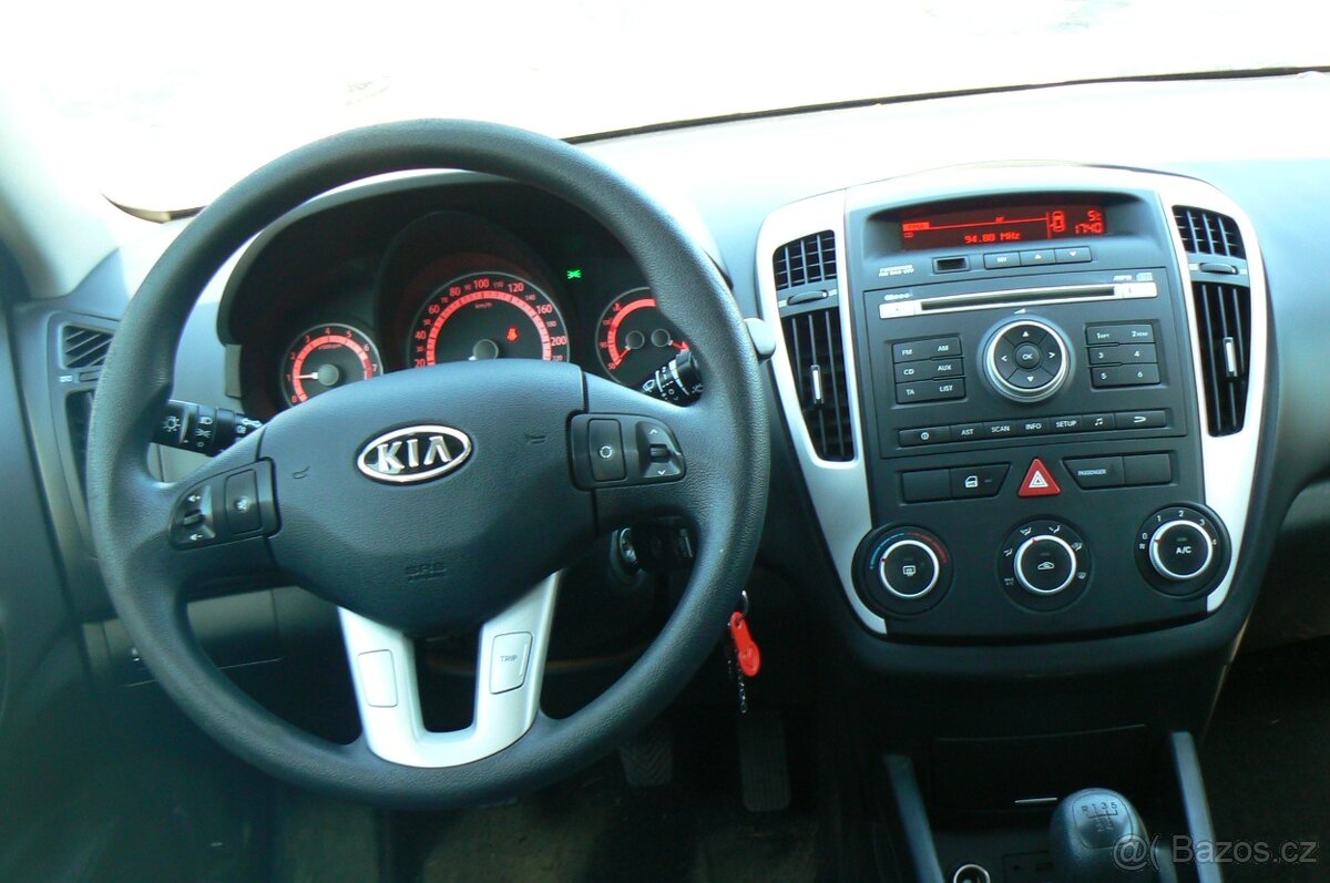 Kia Ceed 1.4 COMBI 2011 -1. MAJITEL ČR - 8