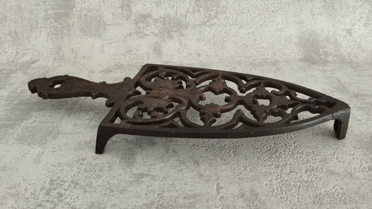 Krásná stará zdobená podložka pod starou žehličku. - 8