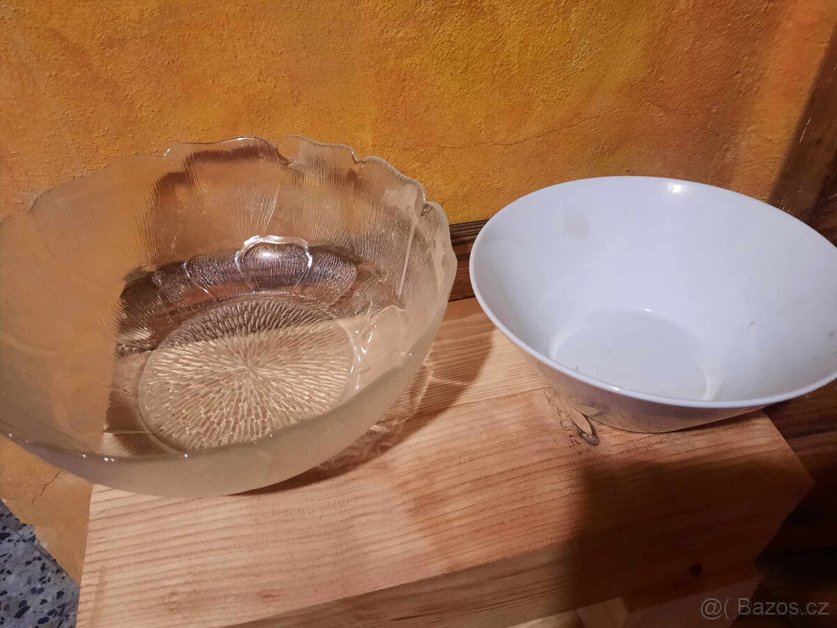 Skleničky různé, misky, sítko - 8