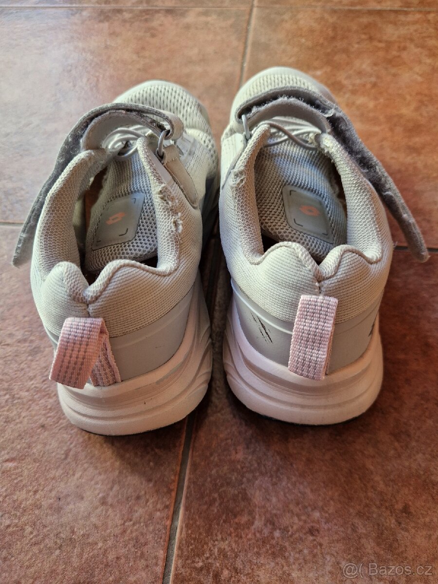 Prodám dětské boty Lotto( bílé), vel. 32 - 8