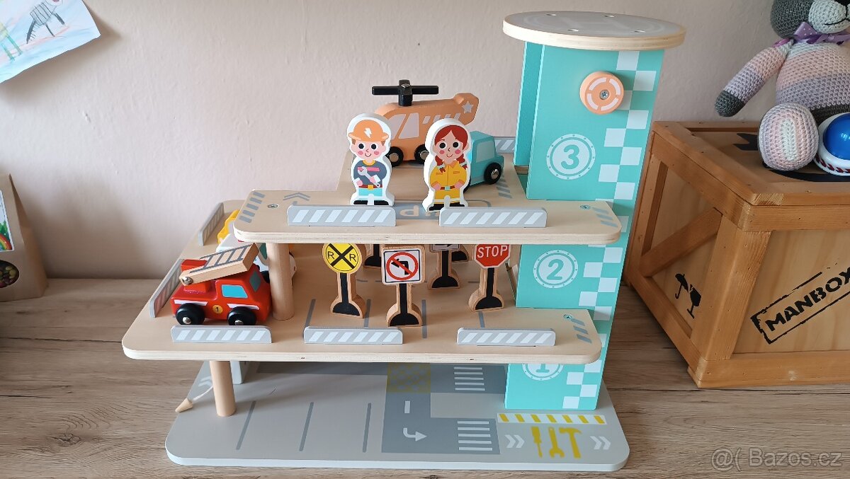 Dřevěná garáž s autíčky a výtahem - 8