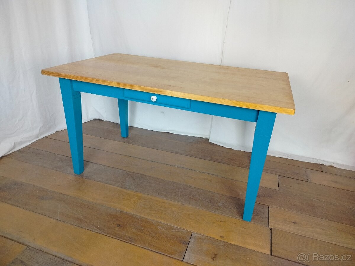 Dřevěný jídelní stůl - 8