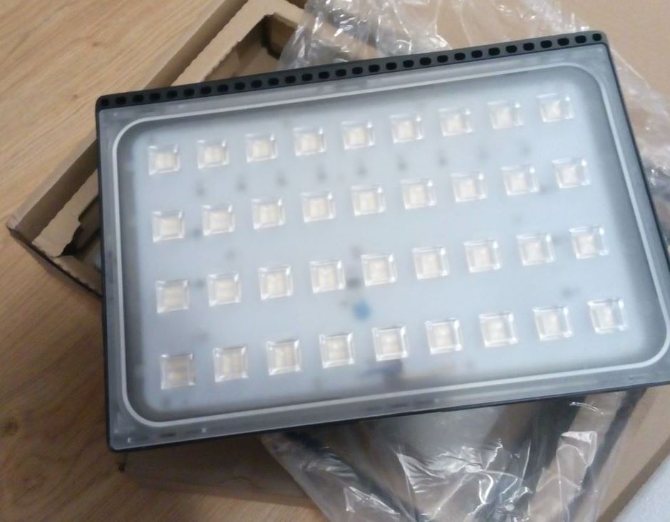 NOVÝ venkovní LED reflektor (světlo, halogen). - 8