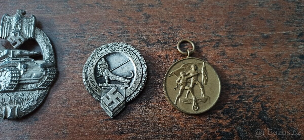 Medaile, vyznamenání, odznaky. - 8