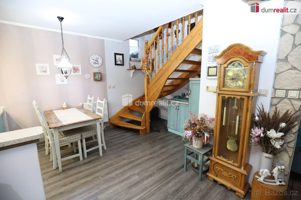 Krásný rodinný dům 5+kk ve vilové zástavbě se zahradou, park - 8