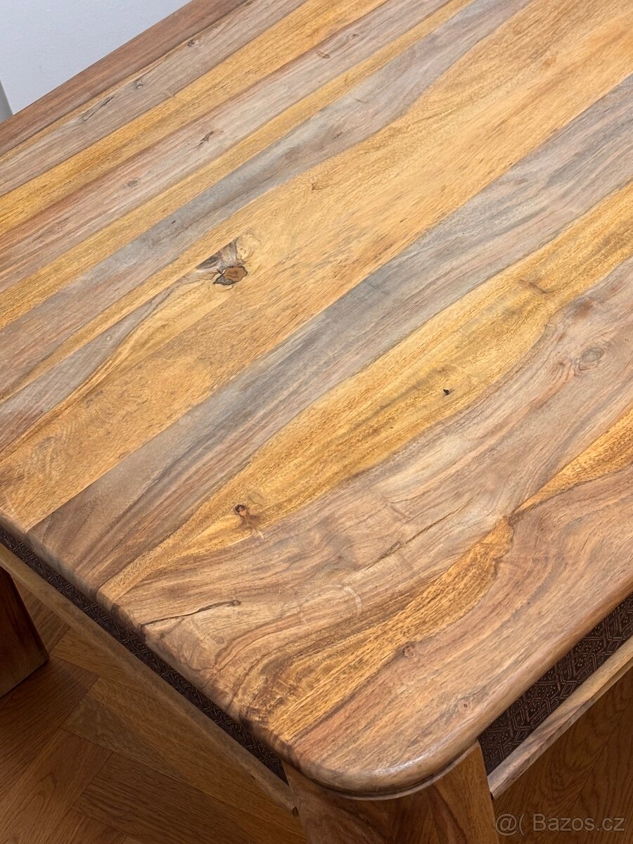 Dřevěný stůl s ozdobným lemováním - 8