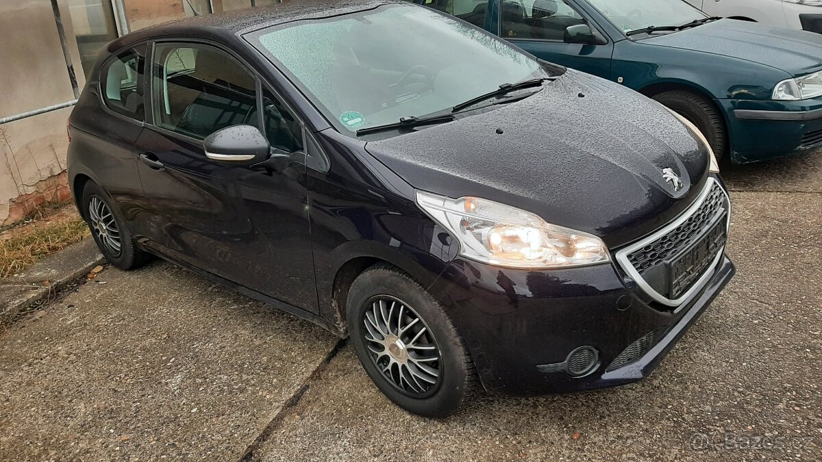 Peugeot 208 - 8