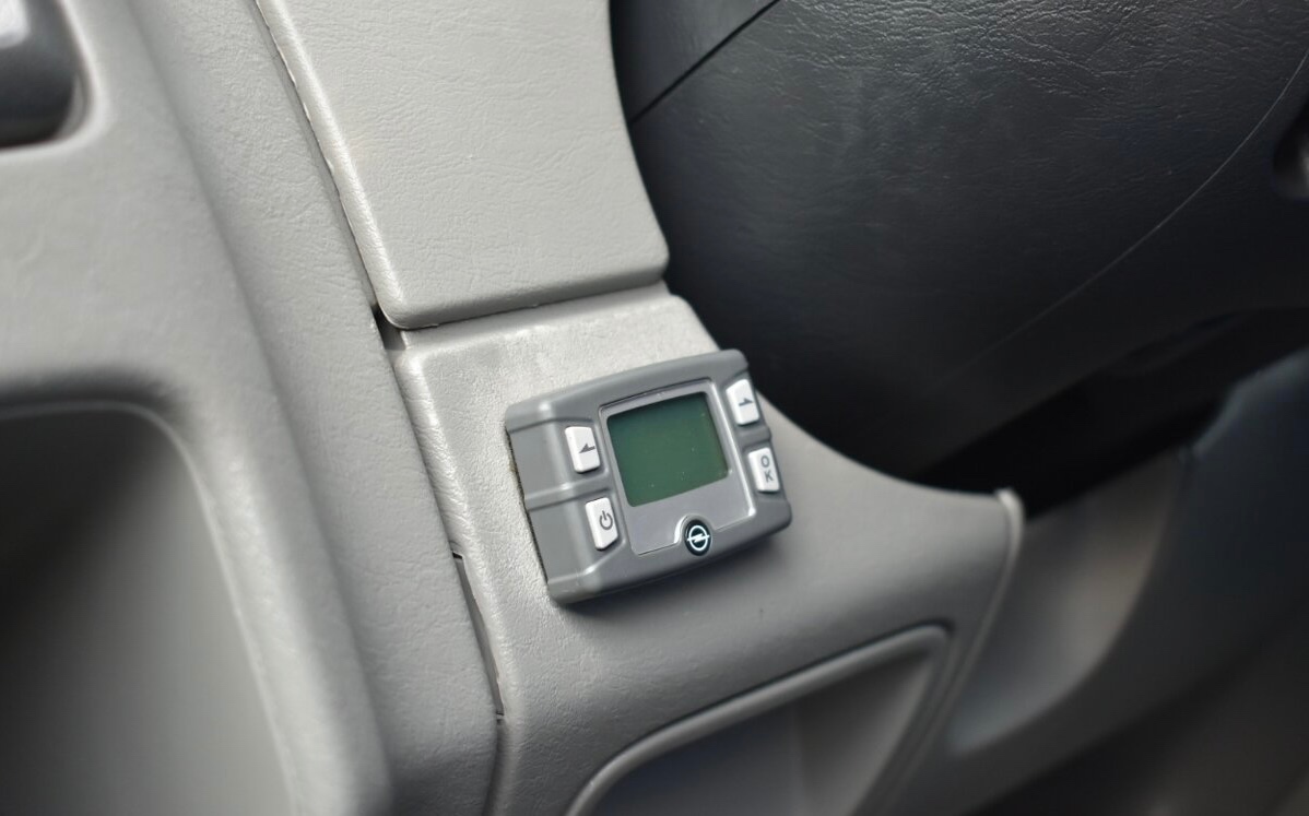 HEZKÝ OPEL VIVARO 2.5 CDTI -- WESTFALIA -- WEBASTO -- SPANÍ - 8