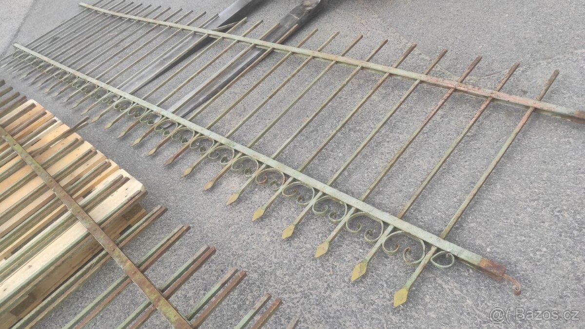 Starý železný plot, plotové dílce, 7,9 bm - 8