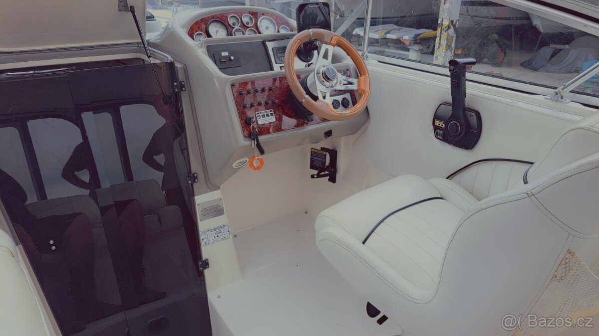 Motorová kajutová loď Bayliner 2655 - 8