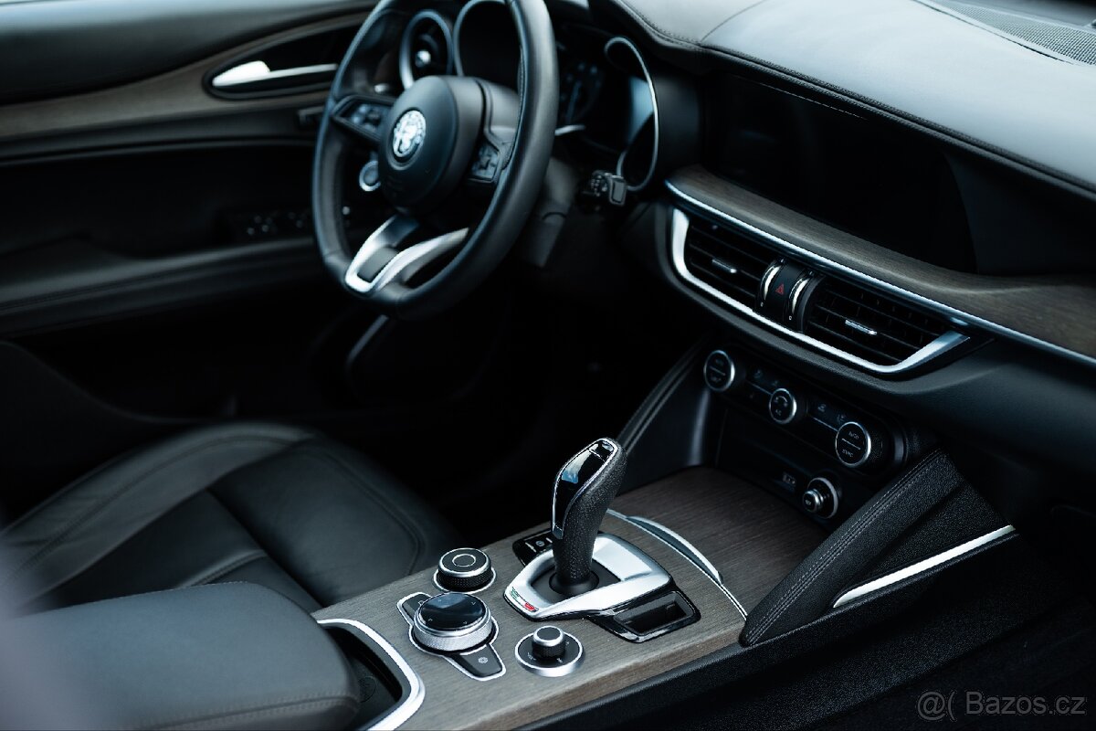 Alfa Romeo Stelvio 2.0T 206kW Q4, 2022, 21500KM, DPH - 8