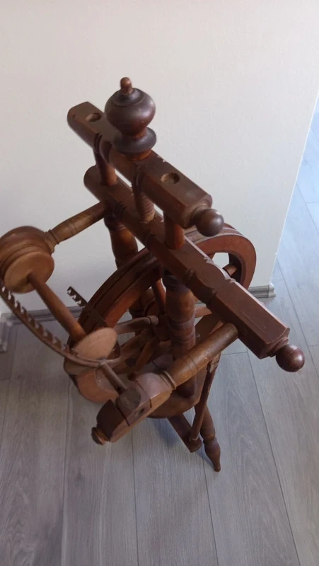 Starý dřevěný kolovrat - 8