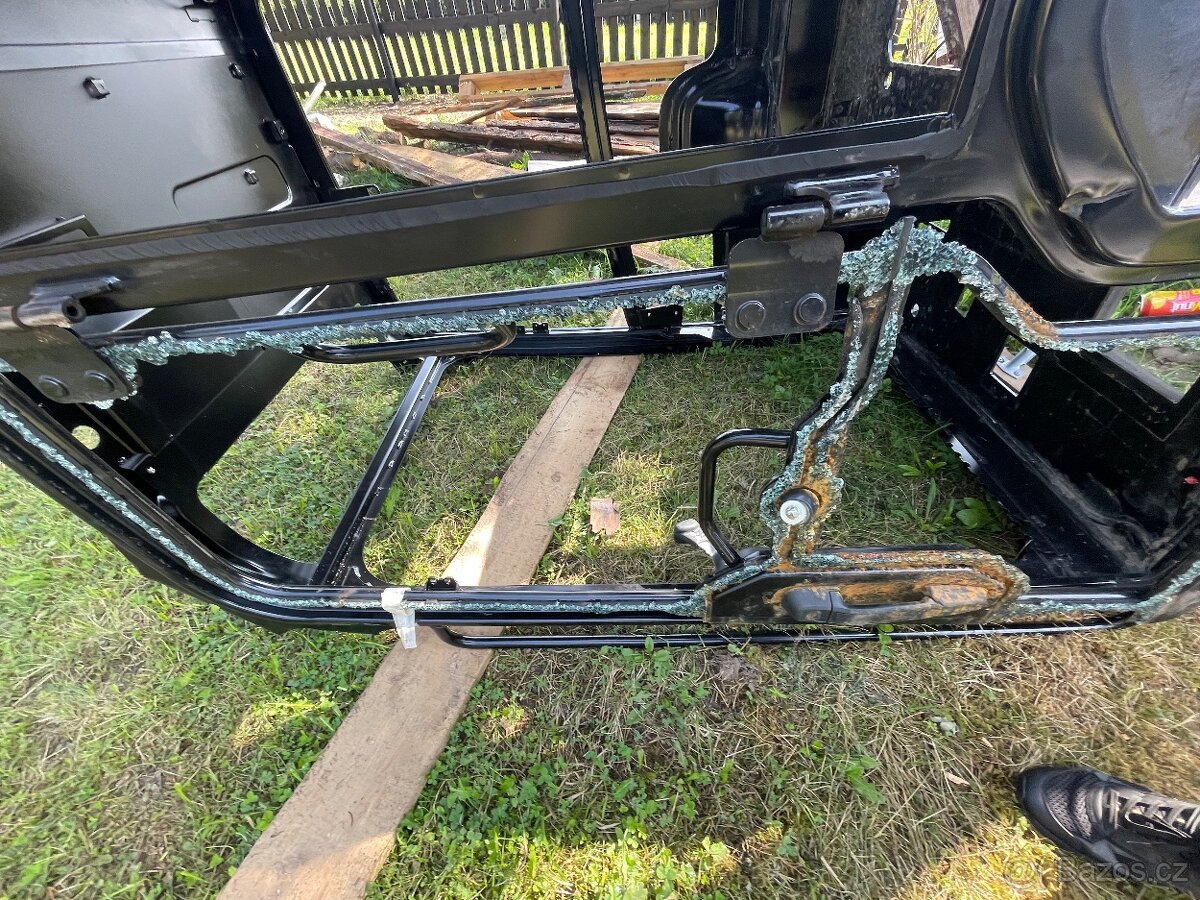 Prodám rám kabiny bagru Caterpilar 303 - 8