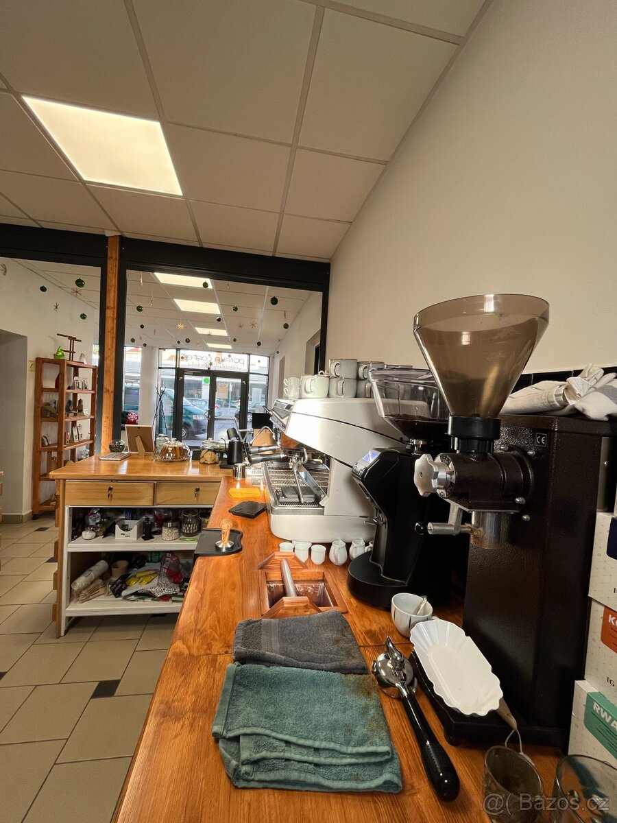 BAR DO KAVÁRNY Z MASIVU - 8