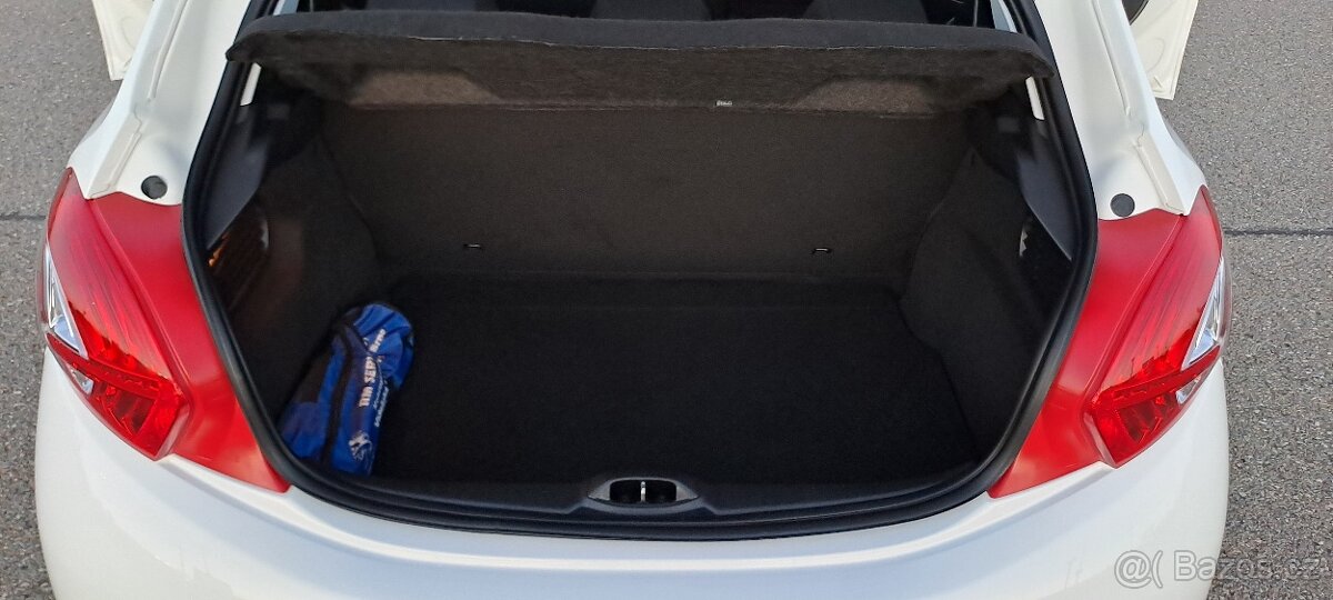 Peugeot 208 1.0i najeto 63 000 km 1 majitel koupeno v ČR - 8