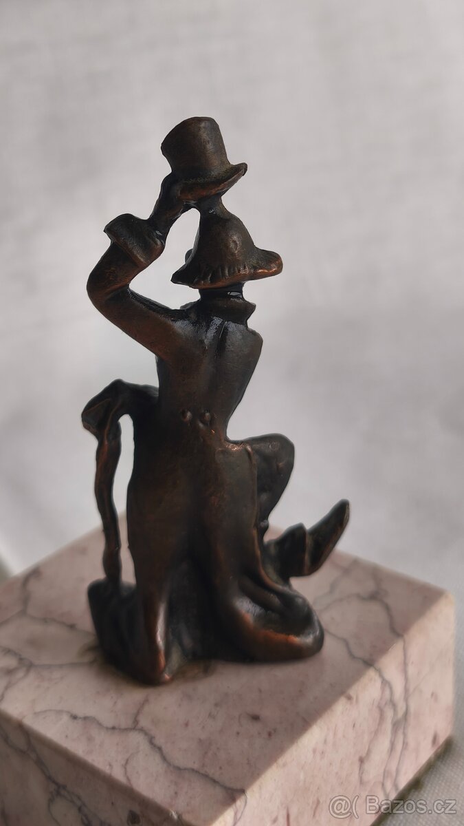 vintage kovová soška klauna na kamenném podstavci - 8
