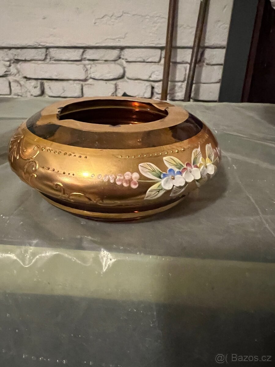 Servírovací porcelanové sady. Talíře, skleničky, mísy - 8