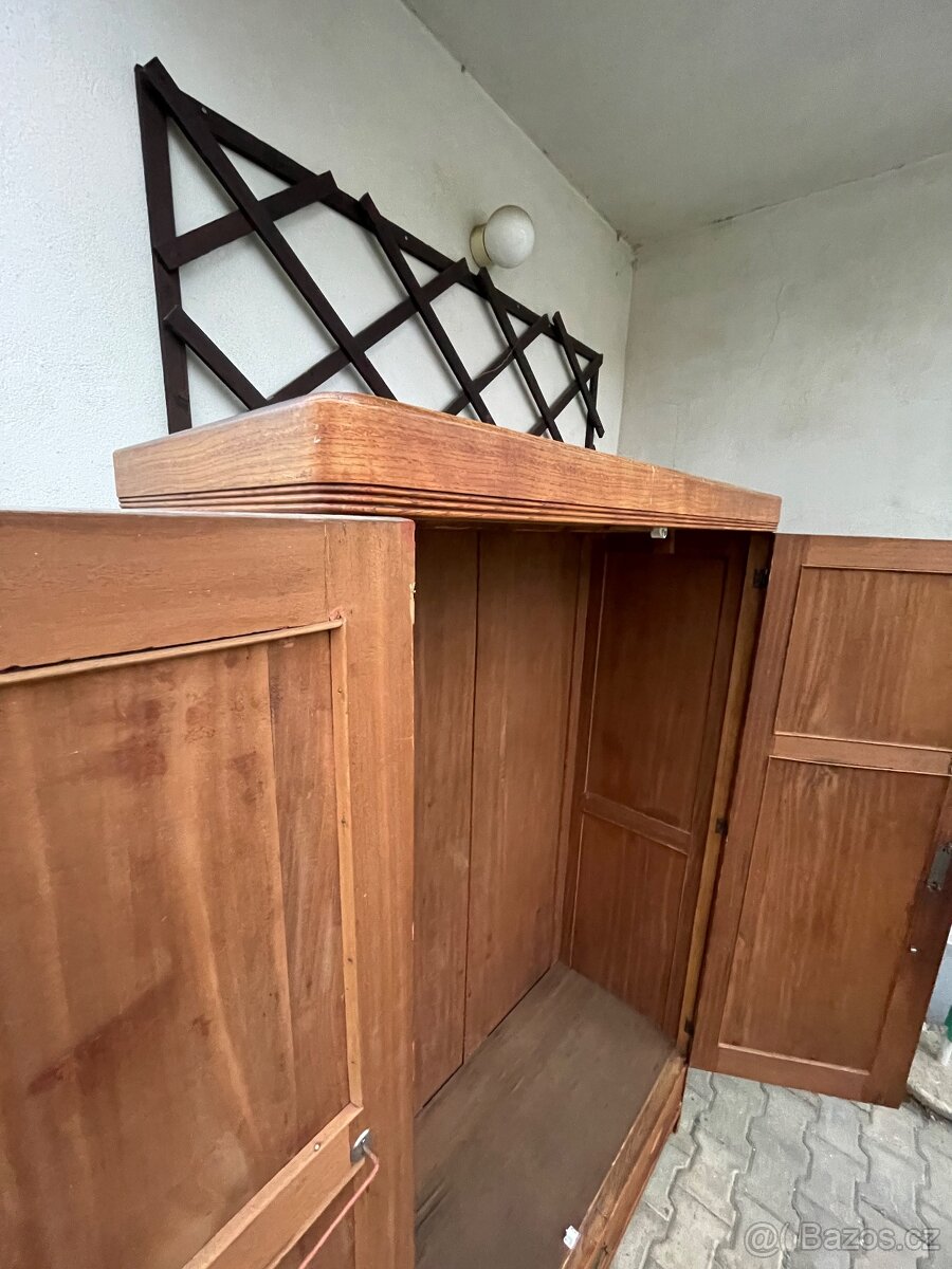Starožitná šatní skříň - 8