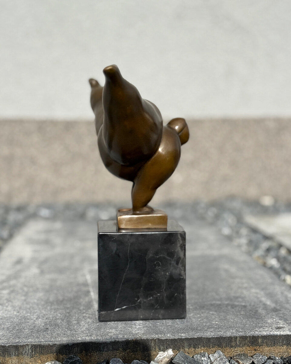 Luxusní bronzová socha Balancující žena Plus Size Gymnastka - 8