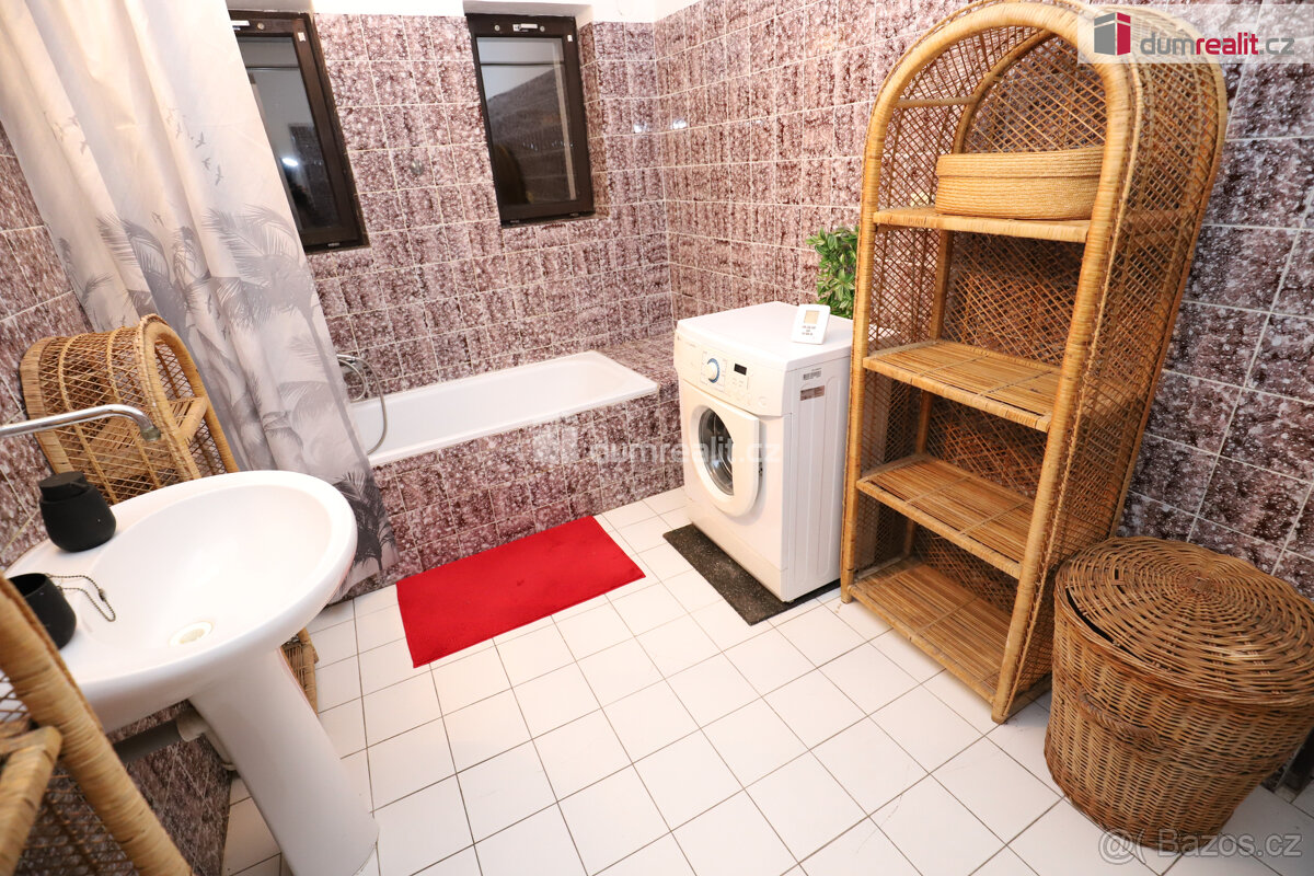 Krásný slunný útulný byt 1+1 v prvním patře cihlové vily v K - 8