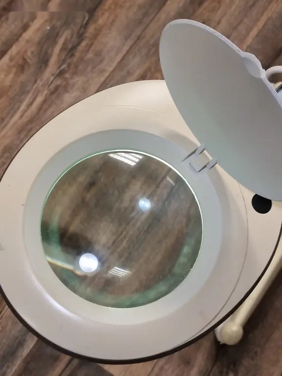 Kosmetická Lampa s lupou a stojanem - 8