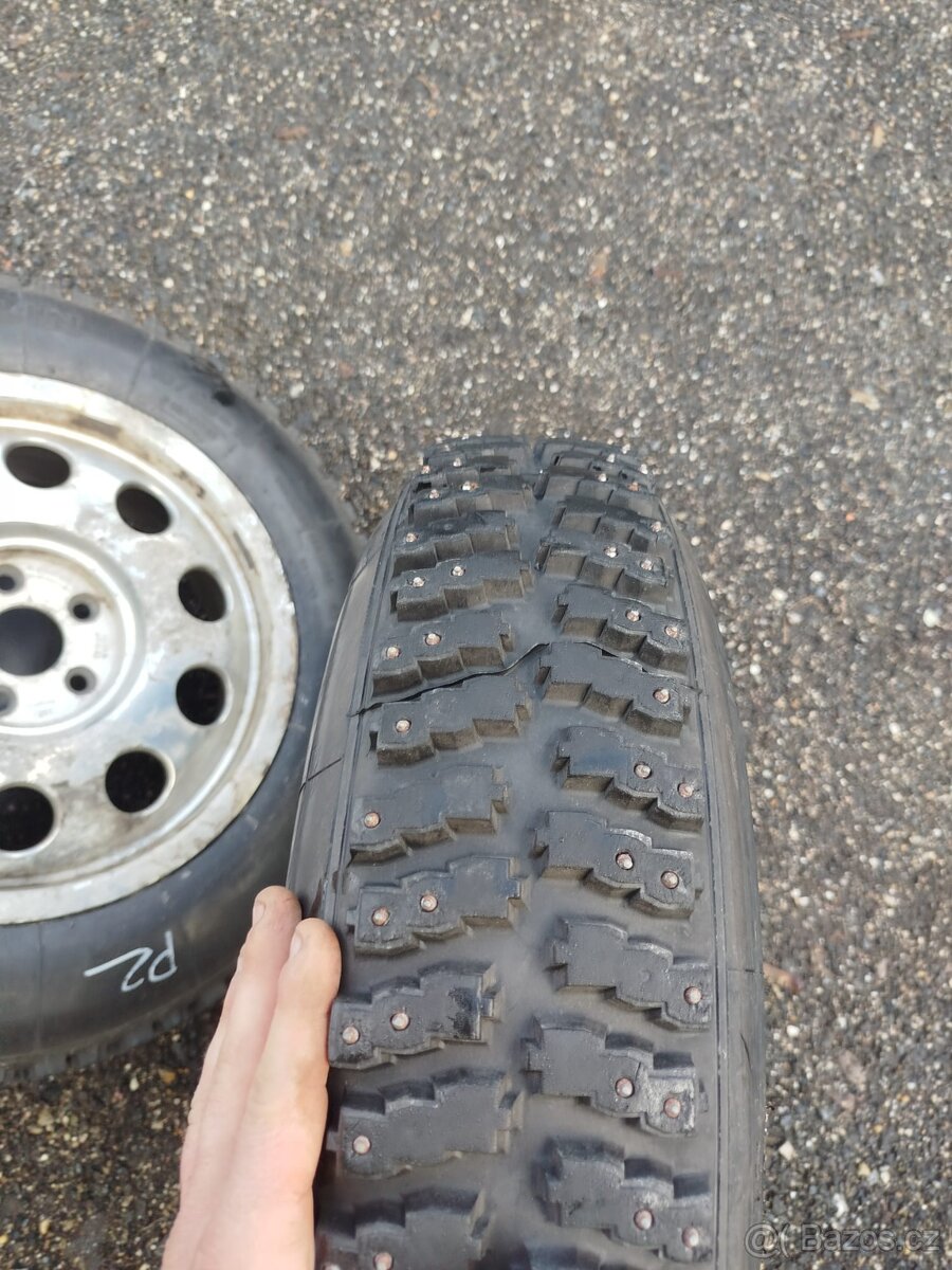 Pneu s hroty , úzké hroty 15" - 8