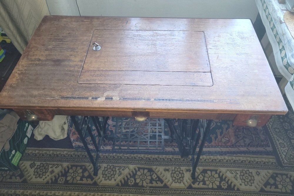 Starožitný šicí stroj Lada. funkční - 8