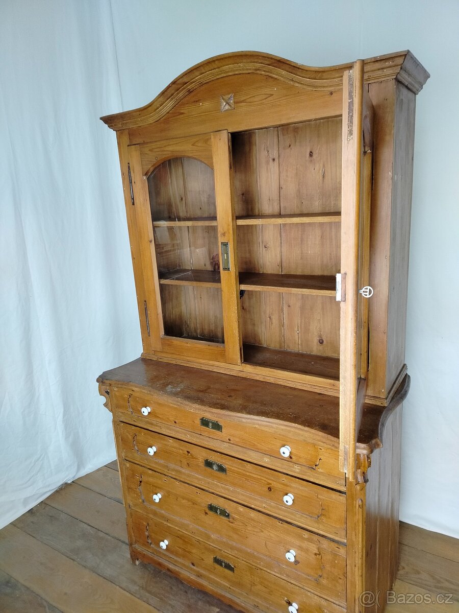 Starožitný kuchyňský kredenc - 8