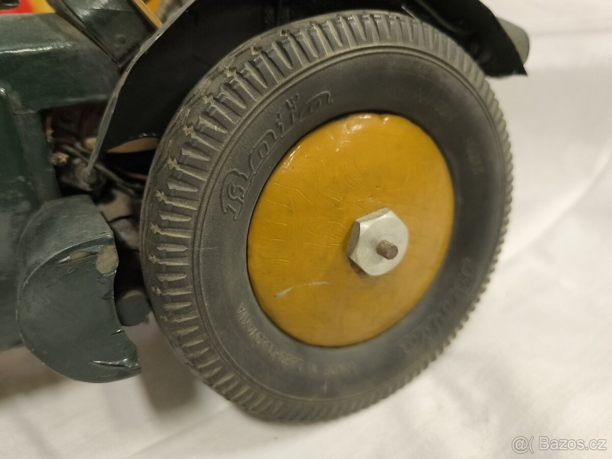 Starý model traktoru Zetor 25 - 8