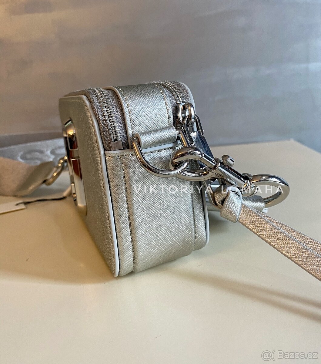 Marc Jacobs Snapshot kabelka stříbrné barvy - 8