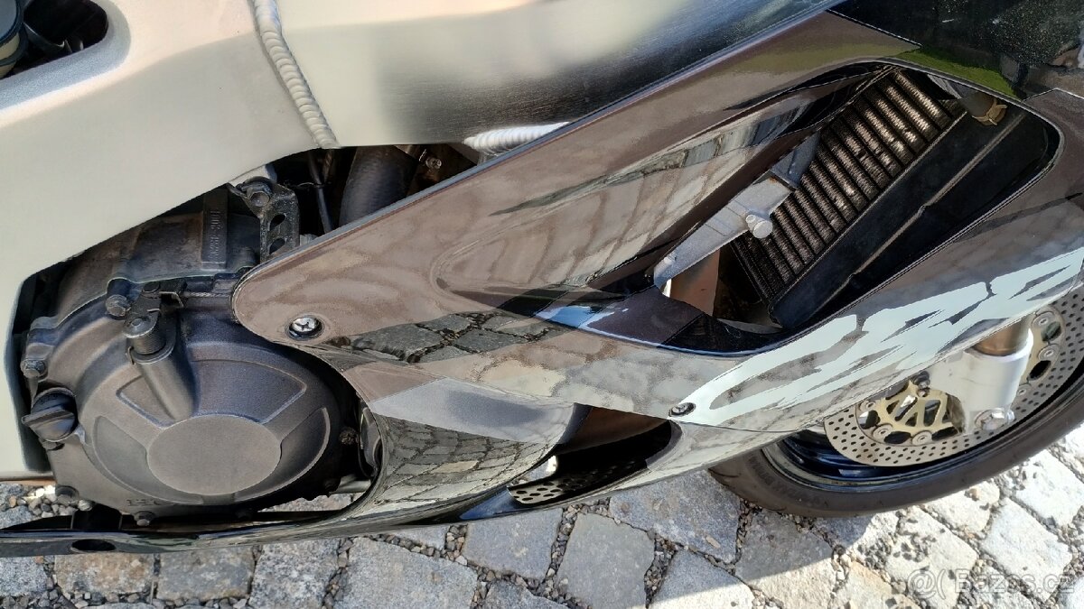 Honda CBR 900RR SC28 - 8