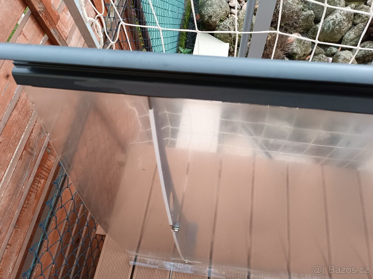 Průhledná stříška z plexiskla o rozměrech 135 x 95 cm. - 8