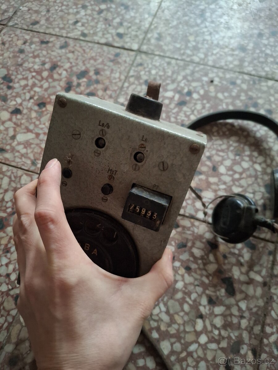Starý historický nástěnný telefon - 8