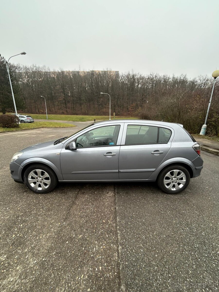 Opel Astra H 1.6 2008 - 8