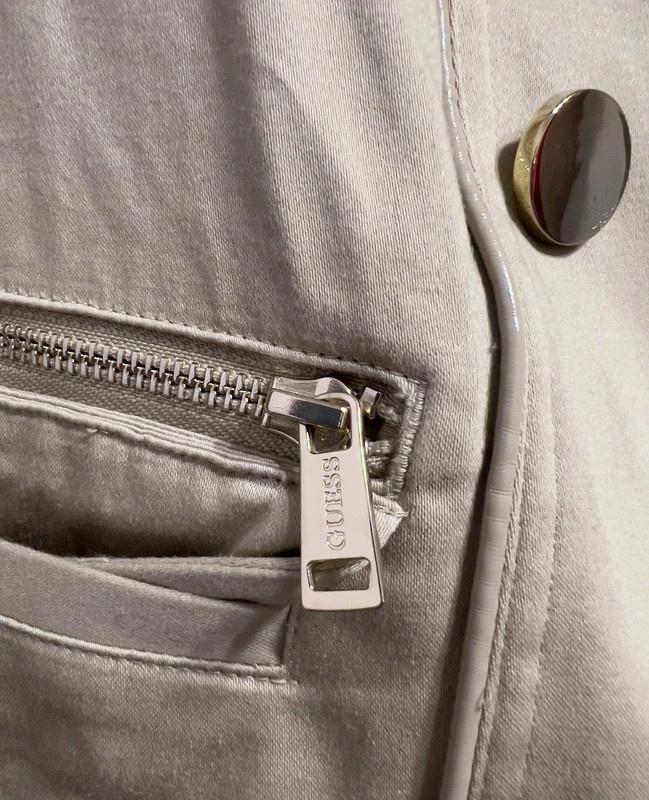 Nádherný camel trenchcoat zn Guess S - 8