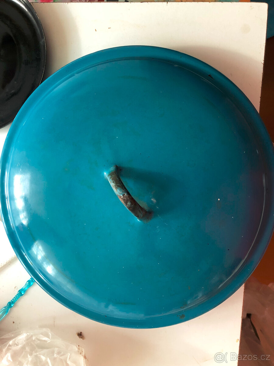 Staré smaltované poklice, hrnec, misky, mlékovar - 8