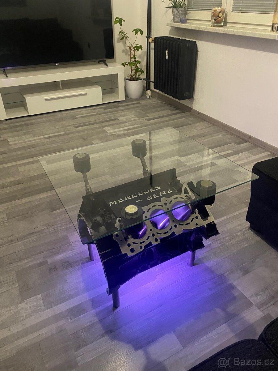 Stůl z bloku motoru Mercedes-Benz V6 - 8