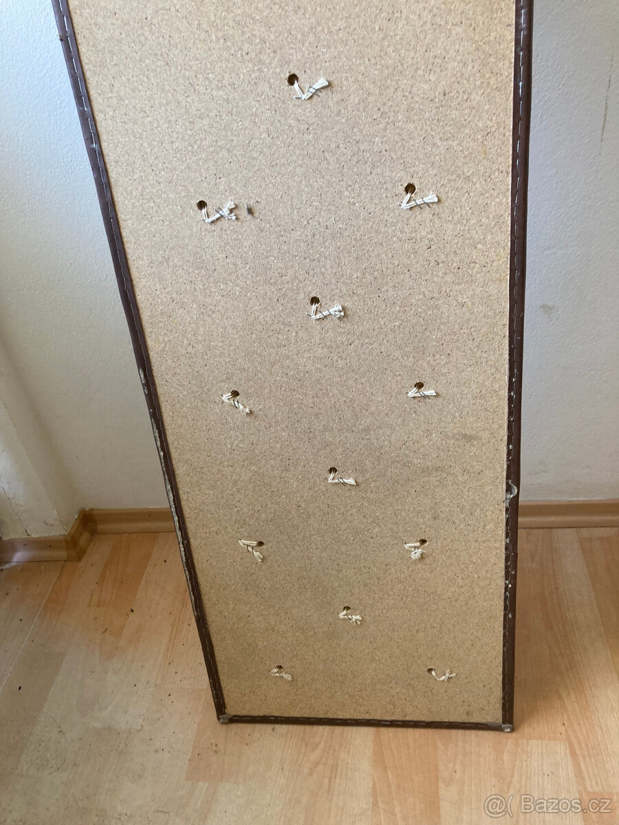 Věšák, předsíňová stěna čalouněná s háčky za 500 kč - 8