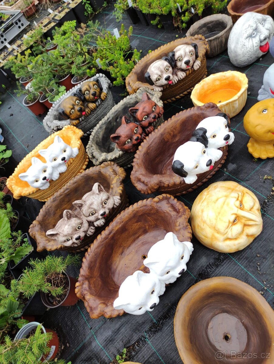 Betonové výrobky / pařez,misky,boty,veverky, ježek/ - 8