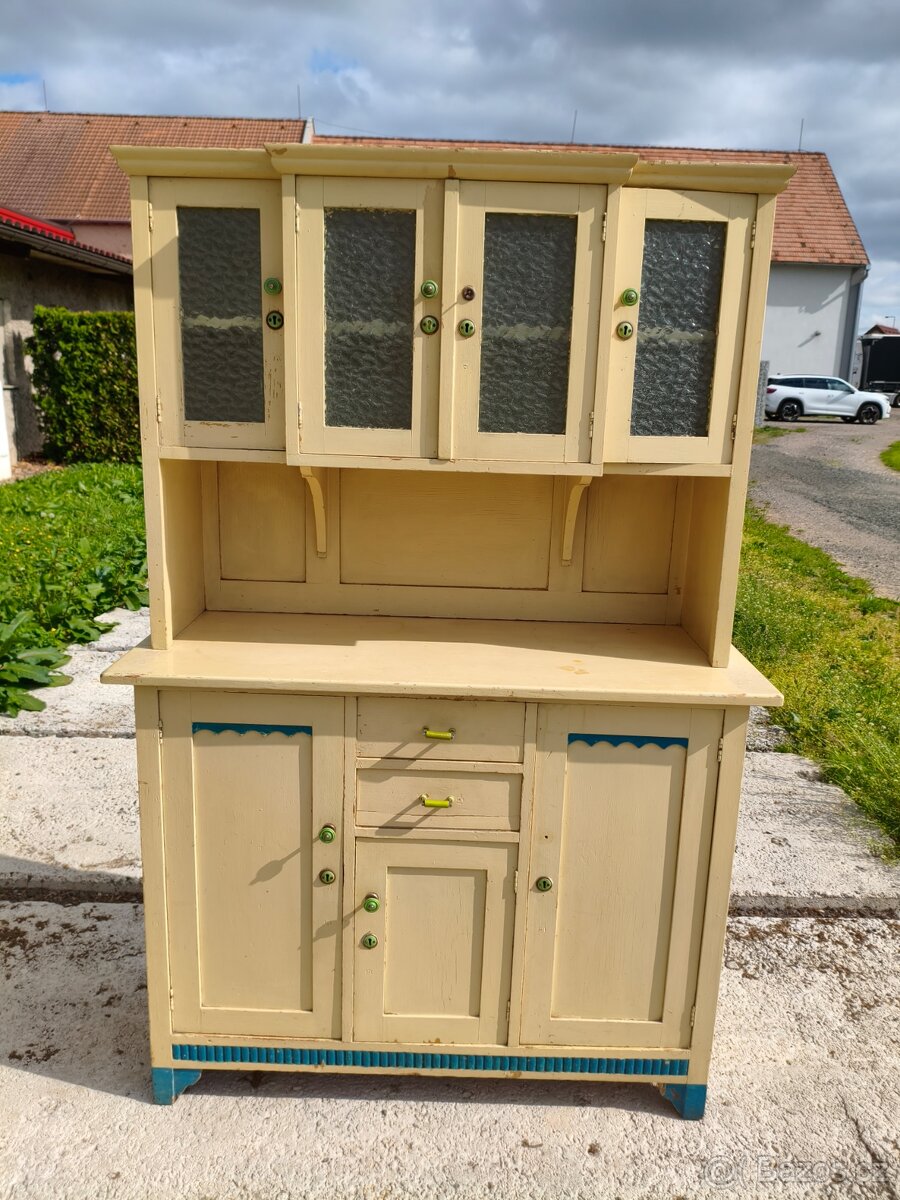 Stará bílá kredenc - 8