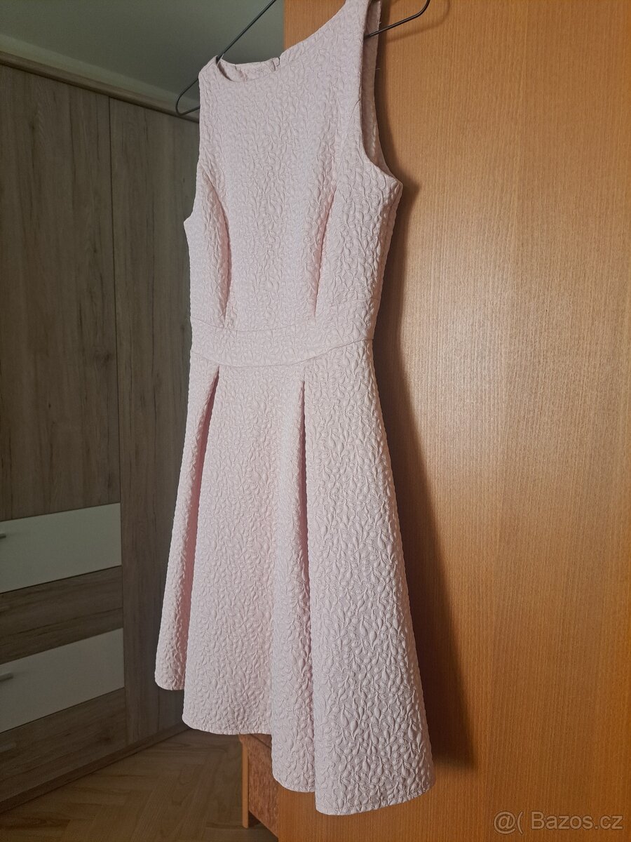 Světle růžové společenské šaty - 8