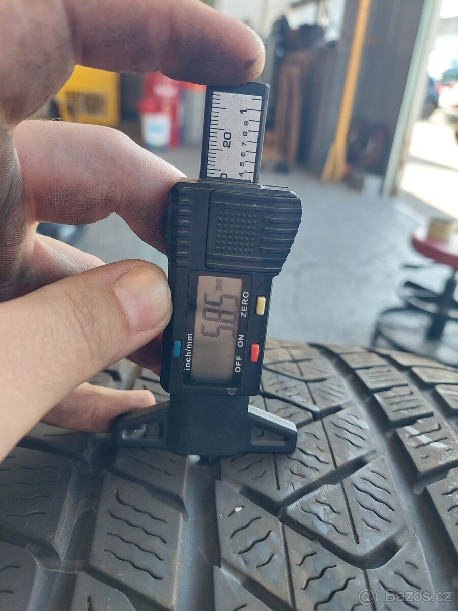 Zimní pneu 275/35 R20 - 8