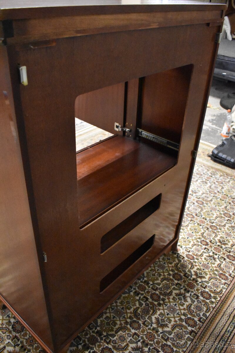 Televizní komoda - 8