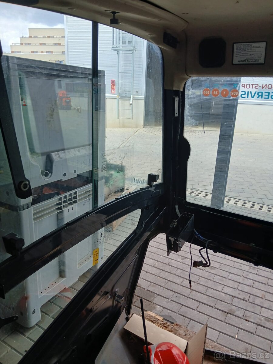 Lehce poškozená kabina bagru Kubota U56-5 - 8