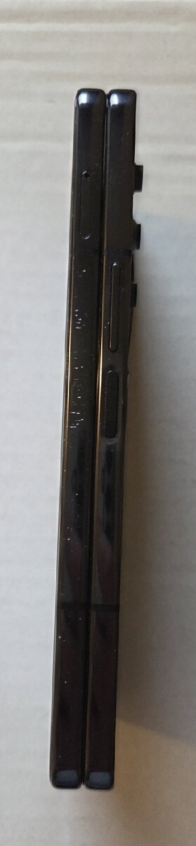 Samsung Galaxy Z Fold 4 poškozený - 8