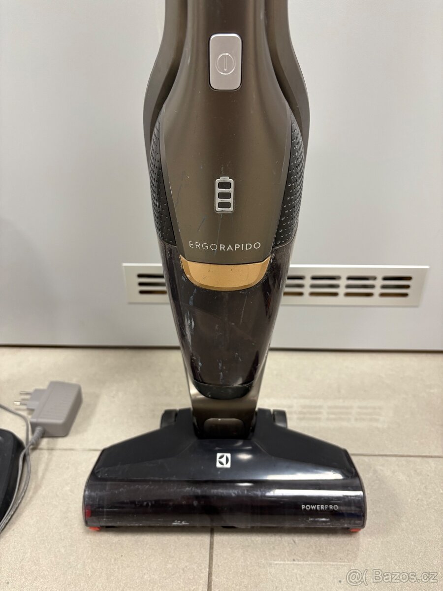 Vysavač tyčový Electrolux EERC72EB - 8