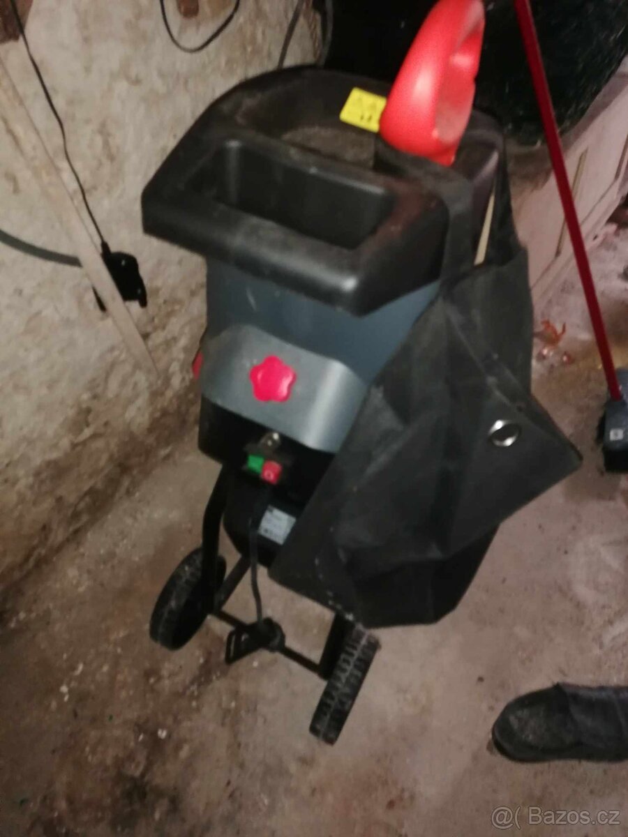 Štěpkovač/ drtič větví - 8