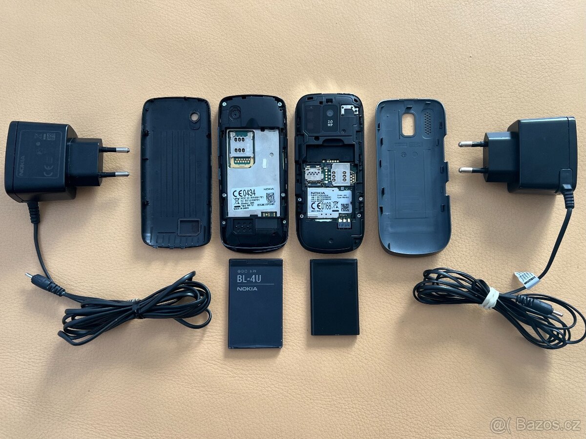 Nokia Asha 300 a Nokia Asha 203 - 8