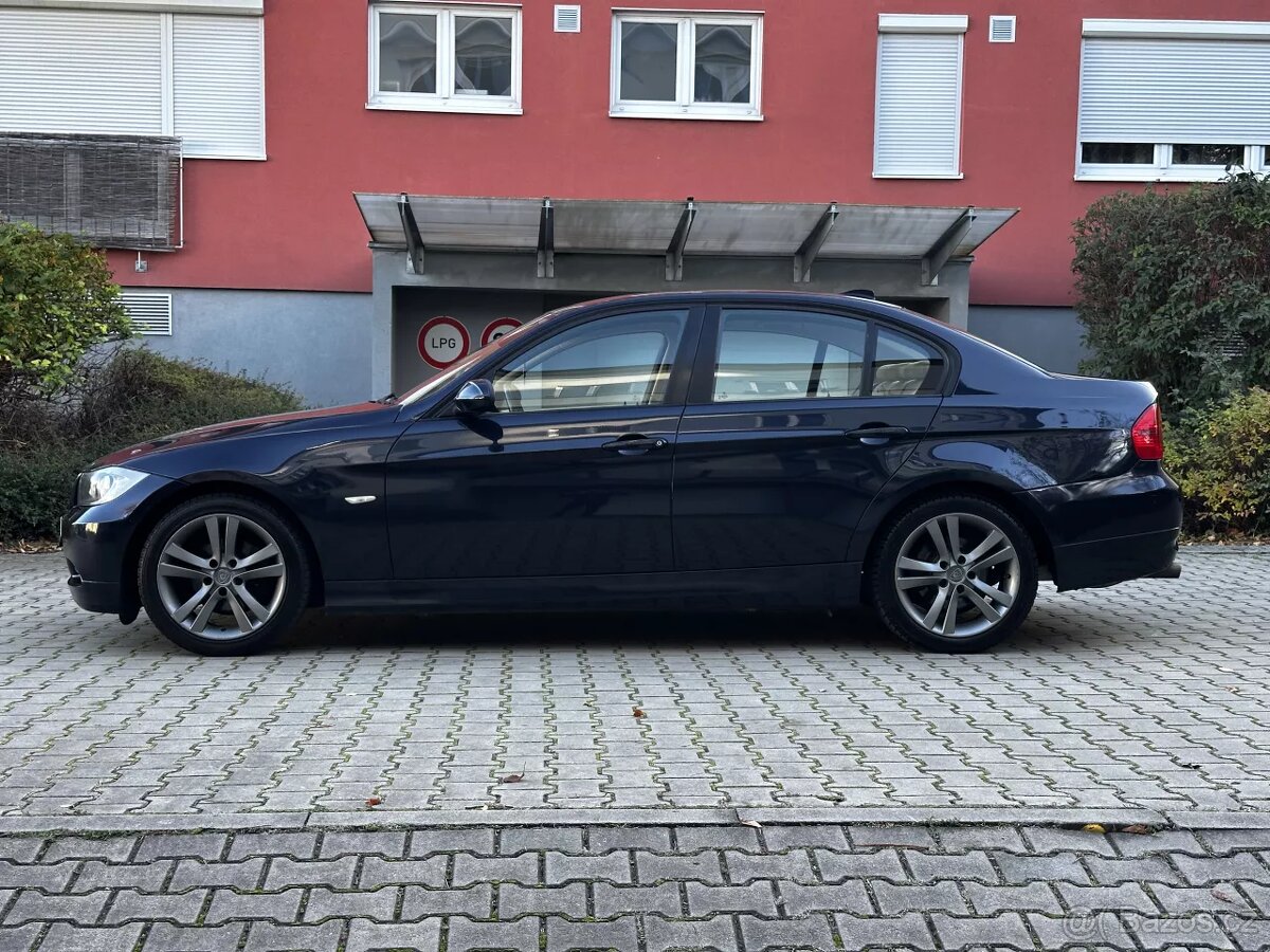 BMW E90 320i 110kW Xenony ALU R17 Tempomat El. tažné - 8