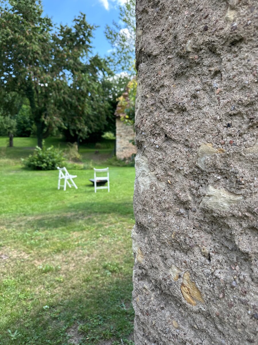 Pozemek se stavbami na okraji vesnice - 8